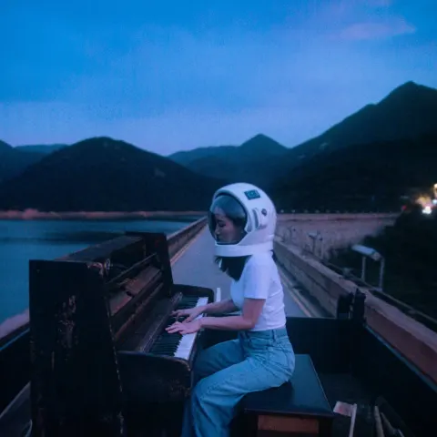 Kiri T《至少做一件離譜的事》单曲封面